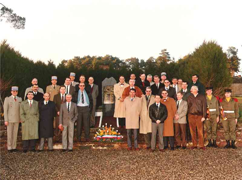 Num01.jpg - Autour de la stèle, les GK 's men ...