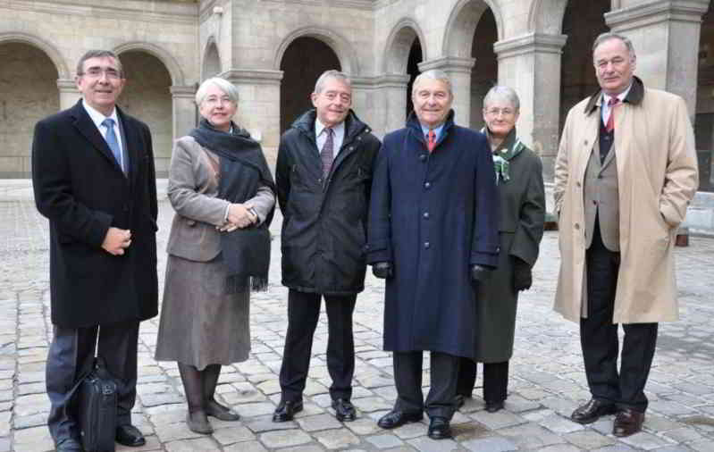 DSC_0103.jpg - Les représentants de la promotion (ici aux Invalides)