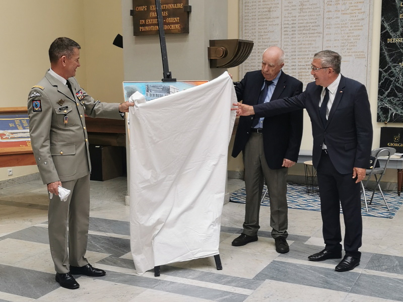 2_mencon_IMG_20210720_102505.jpg - Dévoilement du tableau, avec le général commandant l'Académie militaire de Saint-Cyr Coëtquidan.