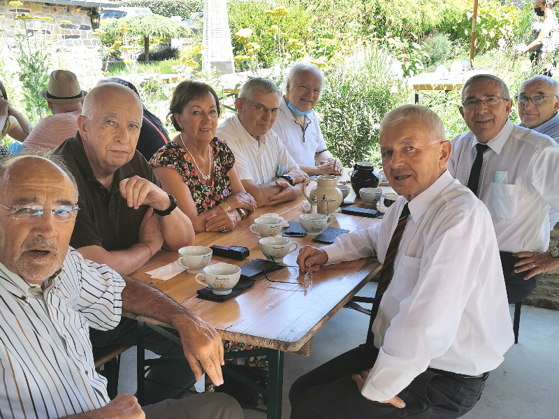 4_mencon_IMG_20210720_143533.jpg - Après la cérémonie, déjeuner en commun des participants de la promotion.