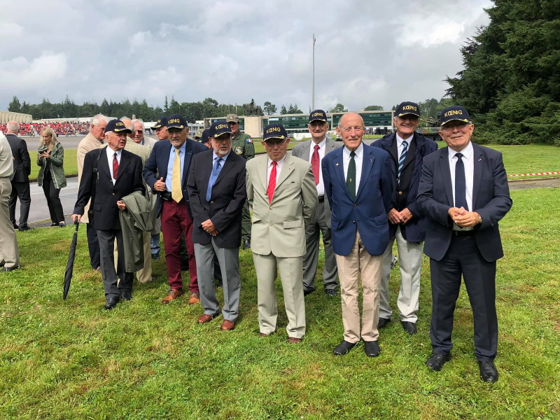 1_222560280_368359417984304_9216091795817238196_n.jpg - Avant la cérémonie, on se rassemble en arborant la « casquette Kœnig ».