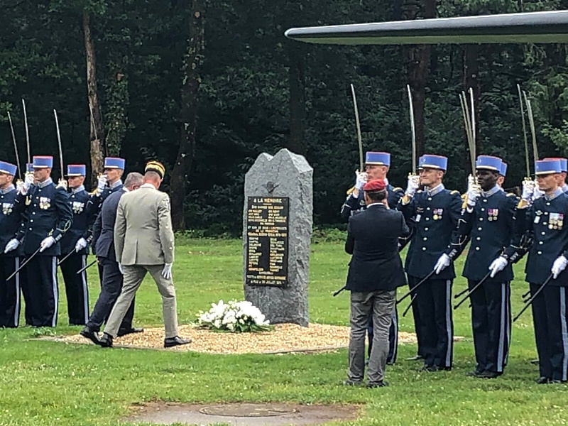 4_224149206_368359357984310_207442235467663269_n.jpg - Dépôt de gerbes au pied de la stèle dite « Kœnig » par le général commandant l'AMSCC et notre président.