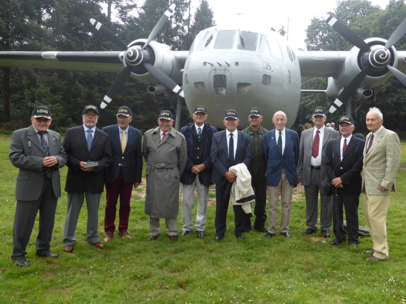 5_morice_P1070296JPG.jpg - Les participants de la « Kœnig » à la cérémonie. Devant le Noratlas « 129 », rénové et installé auprès de la stèle en 2021.