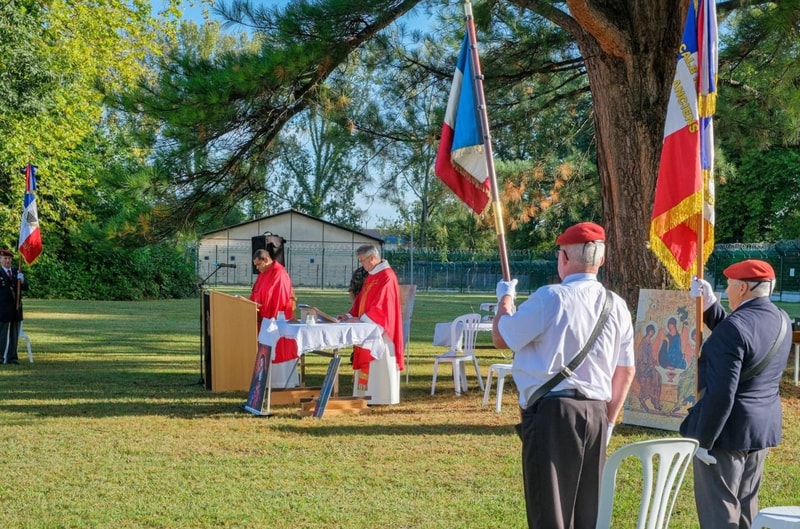 2_aetap_8b19f20b-b4e0-4f67-b0bb-30d62782d426.jpg - sous un grand arbre.