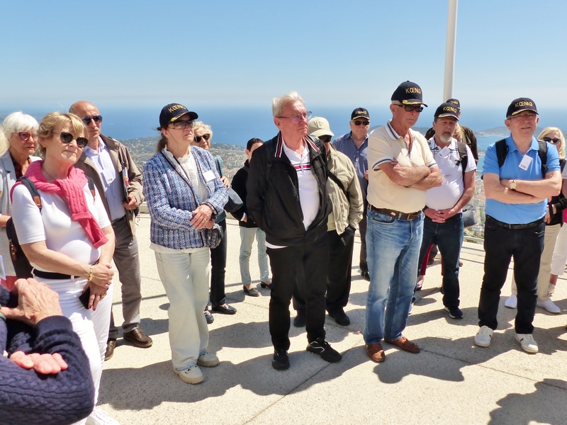 04_clem_P1250378-1688672208021.jpg - ... attentive...