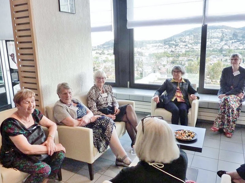 01_eby_P1030303.jpg - Les épouses patientent.