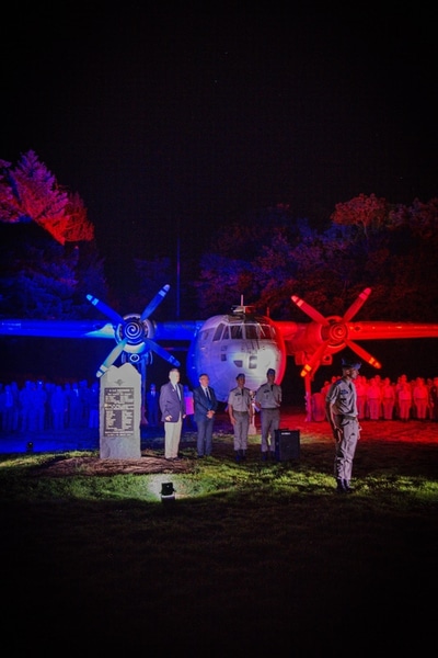 3_steles-267.jpg - Final nocturne devant la stèle dite « Kœnig », sous les ailes du Noratlas.